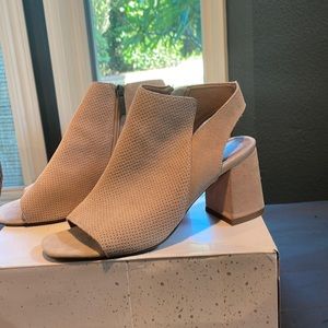 Very comfortable. All day wear. worn about 4 times so in very good condition.